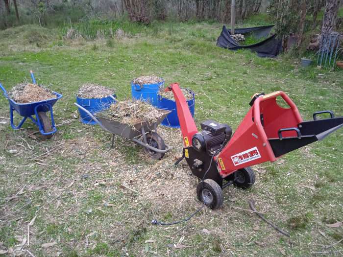 Chipeadora eléctrica con chips de madera