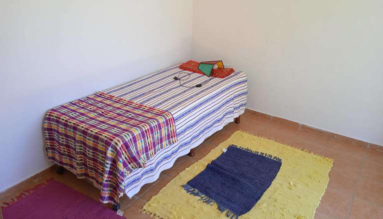 Interior casa de huéspedes con cama